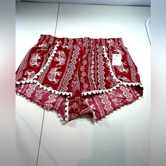 D15.4 Tribal Pom Pom Elephant red and cream shorts L - Picture 3 of 4